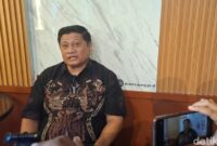 1763379407189-ahli-hukum-pidana-dari-undana-kupang-deddy-manafe-saat-diwawancarai-di-pengadilan-militer-iii-15-kupang-senin-17112025-foto-yu-1763376939231_169