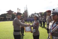 1763379430831-kapolda-bali-irjen-daniel-adityajaya-menyerahkan-penghargaan-kepada-personel-berprestasi-di-halaman-depan-kantornya-senin17112-1763371822684_169