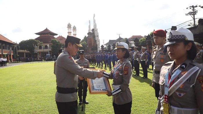 1763379430831-kapolda-bali-irjen-daniel-adityajaya-menyerahkan-penghargaan-kepada-personel-berprestasi-di-halaman-depan-kantornya-senin17112-1763371822684_169