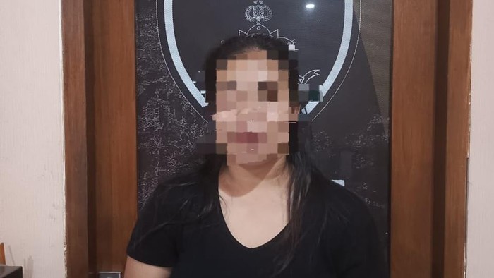 1763379528950-irt-inisial-yap-25-asal-desa-lingsar-lombok-barat-ditangkap-polisi-lantaran-mencuri-gelang-emas-milik-adiknya-untuk-bayar-pinj-1763368651733_169