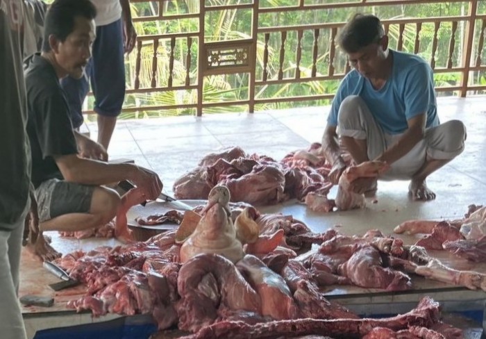 1763379570678-penjualan-daging-babi-di-pasar-umum-galiran-klungkung-jumat-4102024-putu-kristadetikbali