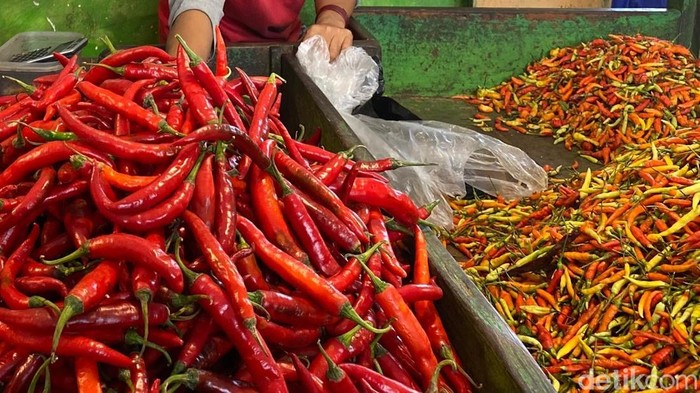 1763400612797-cabai-di-salah-satu-pasar-di-surabaya_169