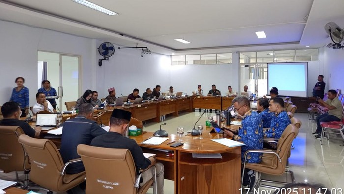1763400681419-suasana-rapat-banggar-dprd-manggarai-barat-membahas-revisi-kua-ppas-di-gedung-dprd-manggarai-barat-senin-17112025-ambrosius-ar-1763390981764_169