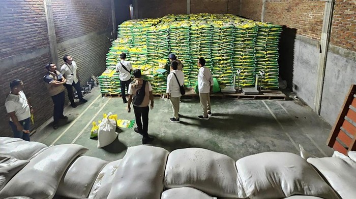 1763400754340-polisi-memeriksa-gudang-yang-diduga-mengoplos-beras-medium-di-kecamatan-sikur-lombok-timur-foto-dok-satreskrim-polres-lombok-t-1763018431590_169