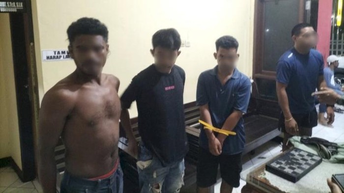 1763400837825-tiga-mahasiswa-asal-sumba-saat-diamankan-polisi-setelah-nyaris-membacok-tukang-ojek-di-jalan-herman-johannes-kota-kupang-ntt-m-1763384252165_169