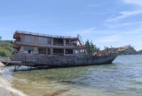 1763400848457-salah-satu-kapal-wisata-yang-melakukan-aktivitas-docking-secara-ilegal-di-perairan-pantai-binongko-labuan-bajo-manggarai-barat-1763383025421_169