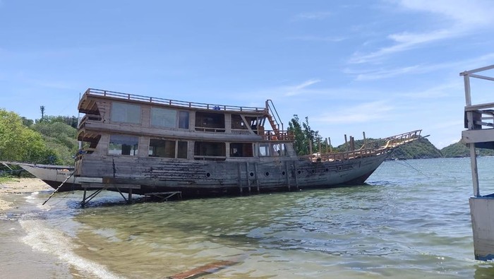 1763400848457-salah-satu-kapal-wisata-yang-melakukan-aktivitas-docking-secara-ilegal-di-perairan-pantai-binongko-labuan-bajo-manggarai-barat-1763383025421_169