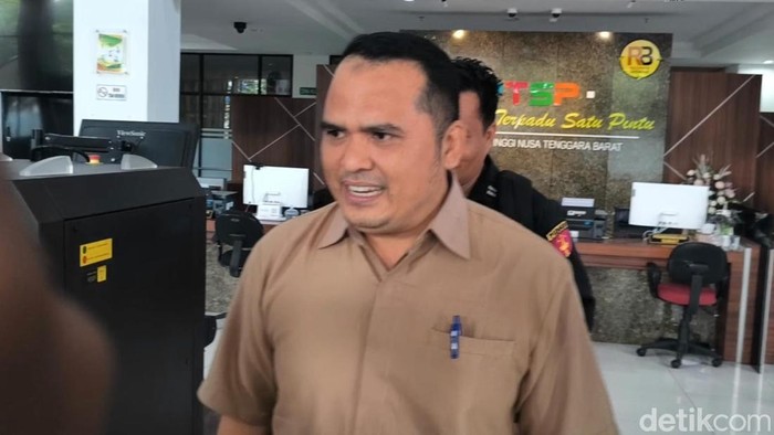 1763485531678-lalu-azril-seusai-menjalani-pemeriksaan-di-kejati-ntb-selasa-18112025-foto-abdurrasyid-efendidetikbali-1763470731413_169