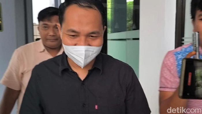 1763485533082-mantan-direktur-pt-gne-samsul-hadi-usai-diperiksa-diperiksa-di-kejati-ntb-selasa-18112025-foto-abdurrasyid-efendidetikbali-1763468687664_169