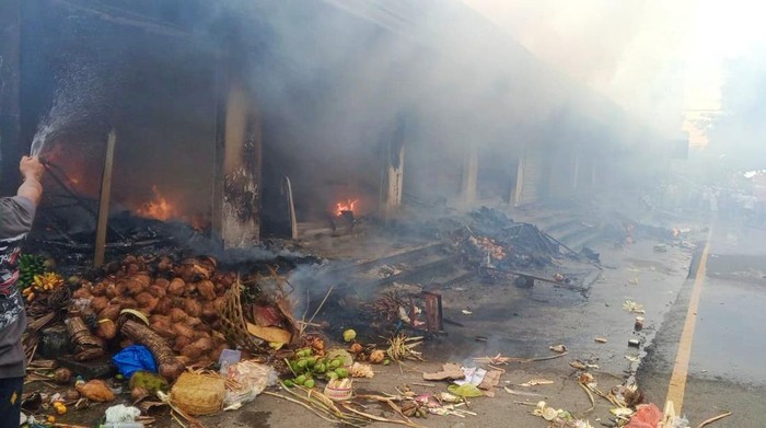 1763550333452-kebakaran-pasar-menanga-1763541950499_169