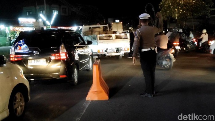 1763571929326-kepadatan-kendaraan-dari-berbagai-arah-di-momen-galungan-seperti-terlihat-di-mengwi-badung-rabu-19112025-agus-ekadetikbali-1763558916845_169