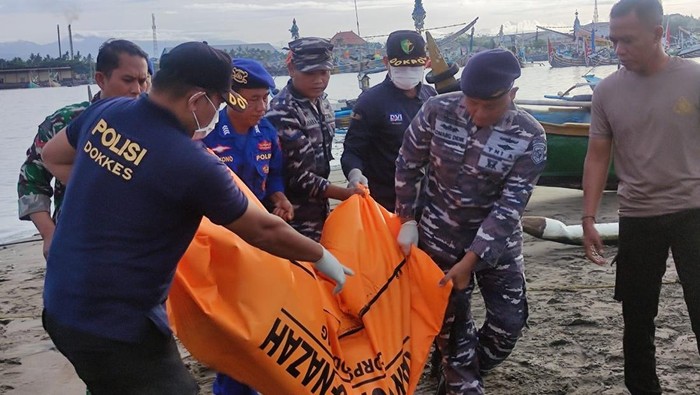 1763615177260-petugas-mengevakuasi-jenazah-pria-tanpa-identitas-alias-mr-x-yang-ditemukan-mengambang-di-perairan-pengambengan-kecamatan-nega-1763604340933_169