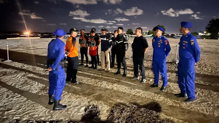 1763658323057-tim-sar-denpasar-masyarakat-dan-petugas-pencarian-lainnya-sedang-menyusur-garis-pantai-mertasari-sanur-kamis-20112025-dok-sar--1763653572928_169