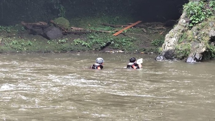 1763658324835-remaja-asal-banjar-dinas-tegal-desa-mengening-dikabarkan-tenggelam-saat-mandi-di-air-terjun-mengening-kabupaten-buleleng-kamis-1763650802682_169