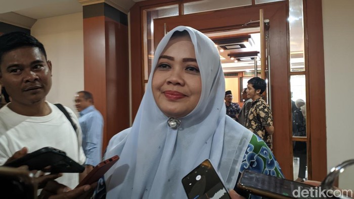 1763658325988-wakil-gubernur-ntb-indah-dhamayanti-putri-ditemui-usai-rapat-paripurna-di-kantor-gubernur-kamis-20112025-foto-ahmad-viqidetikb-1763647748033_169