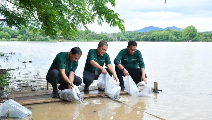 1763658329363-direktur-utama-bank-ntb-syariah-nazaruddin-bersama-sekda-kabupaten-sumbawa-budi-prasetiyo-lepas-bibit-ikan-di-bendungan-penyar-1763637426674_169