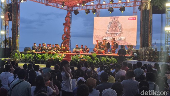 1763744740120-penampilan-peserta-lomba-baleganjur-ngarap-saat-pembukaan-festival-goa-lawah-jumat-21112025-foto-ni-komang-ayu-leona-wdetikbal-1763733563468_169