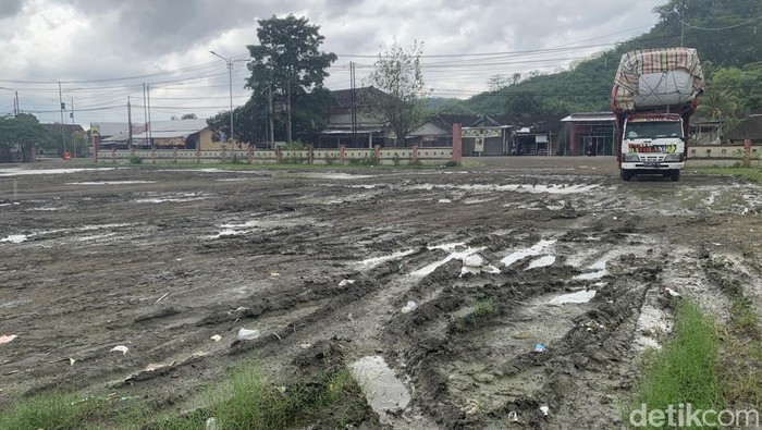 1763744742797-kondisi-terminal-segenter-di-lombok-barat-yang-rusak-parah-hingga-tergenang-air-selasa-11112025-1762858796295_169