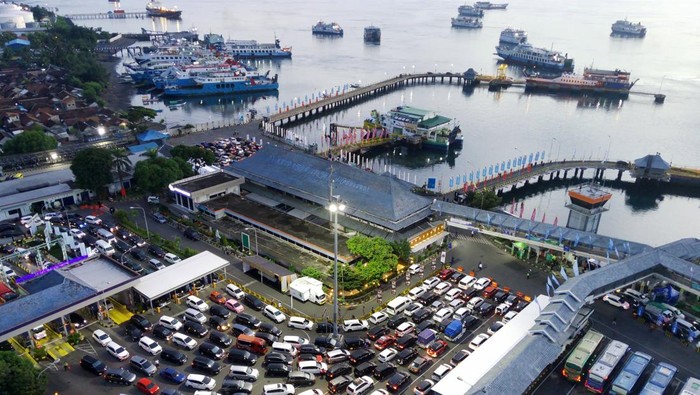 1763787917684-pelabuhan-ketapang-gilimanuk-kembali-beroperasi-setelah-tutup-saat-nyepi-1743309639201_169