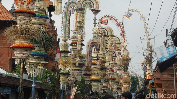 1763809519464-penjor-penjor-raksasa-di-kerobokan-badung-bali-1763808125172_169