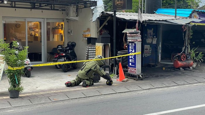 1763809522223-penjinak-bom-dari-gegana-brimob-polda-bali-mengecek-koper-yang-mencurigakan-di-denpasar-sabtu-22112025-1763803628294_169