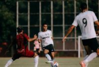 1763809525552-kapten-bali-united-ricky-fajrin-oper-bola-putih-saat-melawan-persis-solo-dalam-pra-musim-di-lapangan-uns-surakarta-1763800245855_169