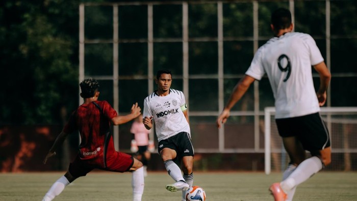 1763809525552-kapten-bali-united-ricky-fajrin-oper-bola-putih-saat-melawan-persis-solo-dalam-pra-musim-di-lapangan-uns-surakarta-1763800245855_169