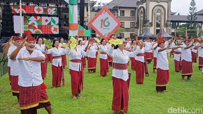 1763809526171-ratusan-pasang-lansia-mejangeran-di-lapangan-puspem-badung-sabtu-22112025-agus-ekadetikbali-1763798144097_169