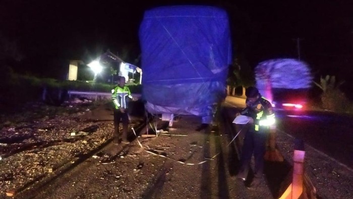 1763809527372-truk-yang-melindas-kernet-di-jalan-denpasar-gilimanuk-kabupaten-jembrana-bali-sabtu-22112025-polres-jembrana-1763795710919_169