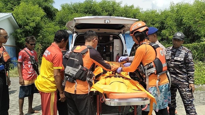 1763809528377-tim-sar-gabungan-saat-proses-evakuasi-nelayan-wayan-dana-yang-hilang-di-pantai-karang-sanur-denpasar-sabtu-23112025-humas-kant-1763791776705_169