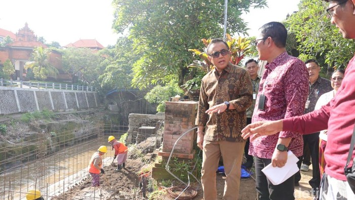 1763831109458-wali-kota-denpasar-i-gusti-ngurah-jaya-negara-saat-melakukan-monitoring-pemulihan-pura-terdampak-banjir-di-denpasar-bali-pada--1763820956139_169