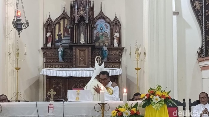 1763831110256-uskup-mgr-frans-kopong-kung-memeluk-uskup-terpilih-mgr-yohanes-hans-monteiro-sabtu-22112025-1763818540867_169