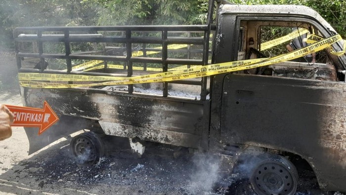 1763874329049-pikap-yang-diduga-digunakan-oleh-pencuri-hewan-ternak-dibakar-oleh-warga-di-desa-laju-kecamatan-langgudu-kabupaten-bima-ntb-sa-1763871905838_169