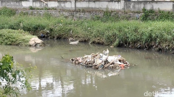 1763874332437-tumpukan-sampah-di-aliran-tukad-mati-legian-kecamatan-kuta-badung-bali-beberapa-waktu-lalu-foto-agus-ekadetikbali-1763866989219_169