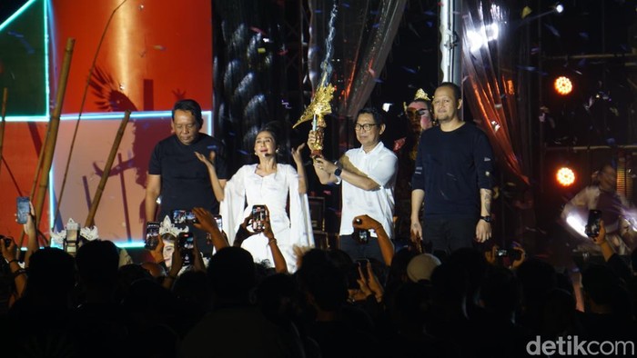 1763874338315-bupati-badung-i-wayan-adi-arnawa-mengangkat-replika-keris-saat-pembukaan-acara-bertajuk-mangucita-di-lapangan-puspem-badung-sa-1763860759240_169