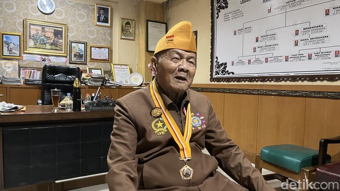 1763874341035-ketua-lvri-bali-i-gusti-bagus-saputera-saat-ditemui-detikbali-di-kantor-lvri-bali-denpasar-senin-17112025-1763827305586_169