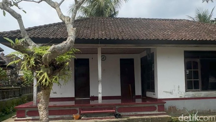 1763874343763-jineng-atau-gelebeg-milik-keluarga-besar-gunadi-yang-konon-didesain-untuk-tempat-persembunyian-i-gusti-ngurah-rai-1763799403652_169