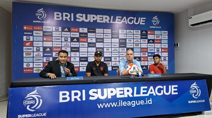 1763917498582-konferensi-pers-bali-united-seusai-melawan-persis-solo-di-stadion-kapten-i-wayan-dipta-minggu-23112025-foto-krisna-pradiptadet-1763911605339_169