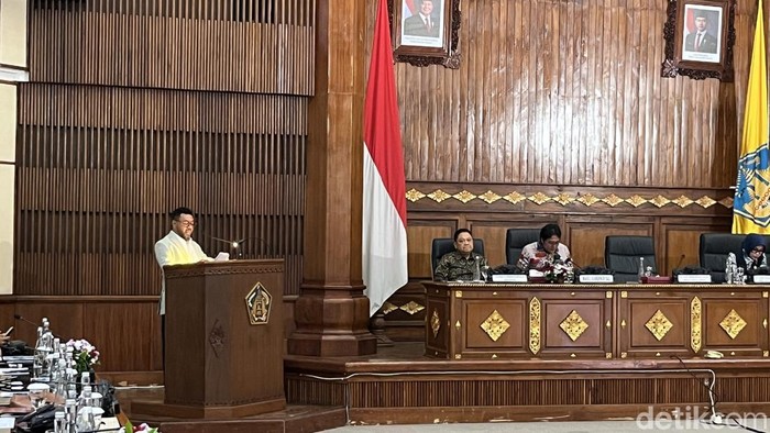 1763960727547-ketua-komite-iii-dpd-ri-filep-wamafma-saat-kunjungan-kerja-komite-iii-dpd-ri-di-kantor-gubernur-bali-senin-24112025-rizki-sety-1763958793557_169