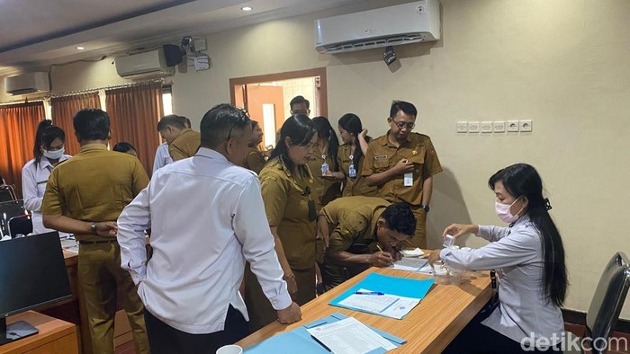 1763960729083-puluhan-pegawai-bkpsdm-karangasem-saat-dites-urine-oleh-bnnk-karangasem-senin-24112025-1763954993063_169