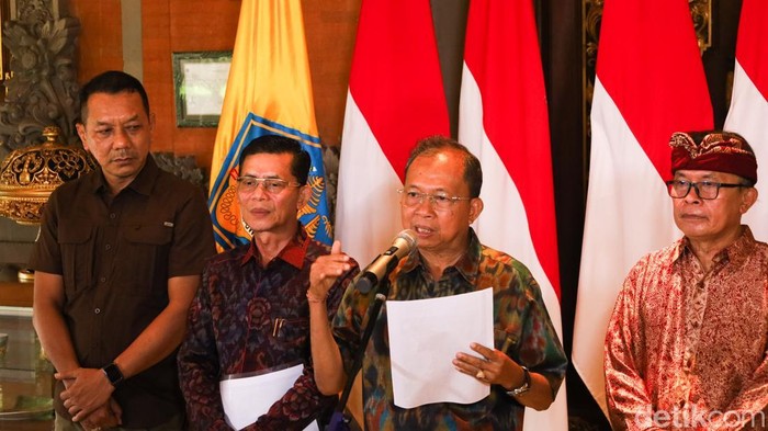 1763960733764-gubernur-bali-wayan-koster-saat-konferensi-pers-di-jayasabha-denpasar-minggu-23112025-foto-aryo-mahendrodetikbali-1763877781105_169