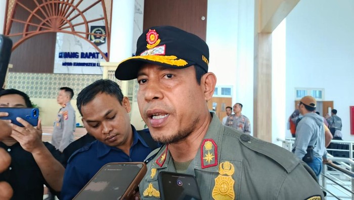 1763982330548-kasatpol-pp-lombok-tengah-zaenal-mustakim-saat-ditemui-awak-media-di-praya-senin-24112025-foto-edi-suryansyahdetikbali-1763976990595_169