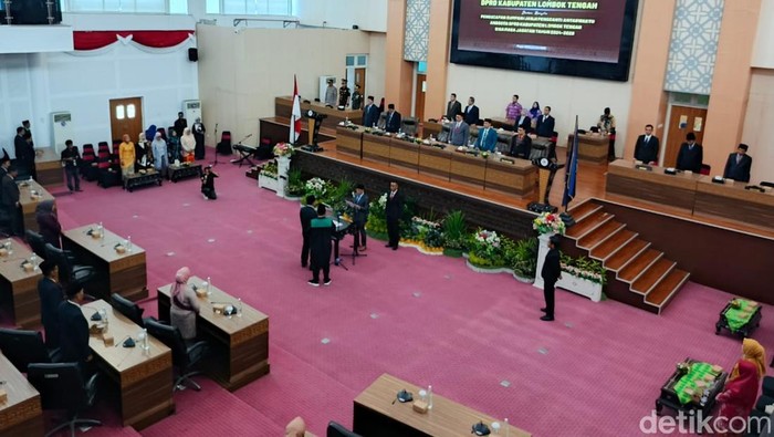 1763982333639-prosesi-pelantikan-rasidi-sebagai-anggota-dprd-lombok-tengah-senin-24112025-1763967581593_169