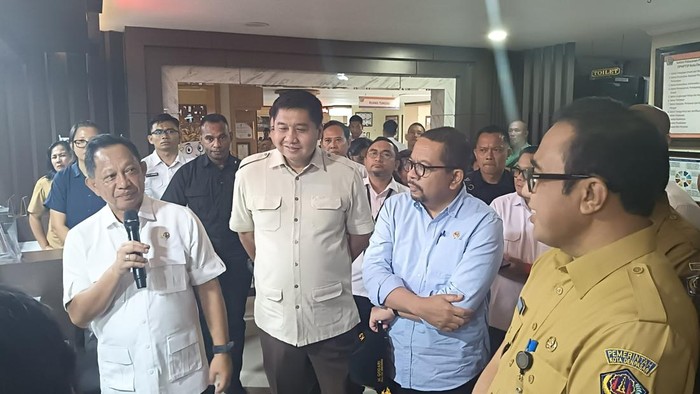 1763982336678-menteri-perumahan-dan-kawasan-permukiman-pkp-maruarar-sirait-dan-mendagri-tito-karnavian-melakukan-kunjungan-ke-mall-pelayanan-1763964083111_169