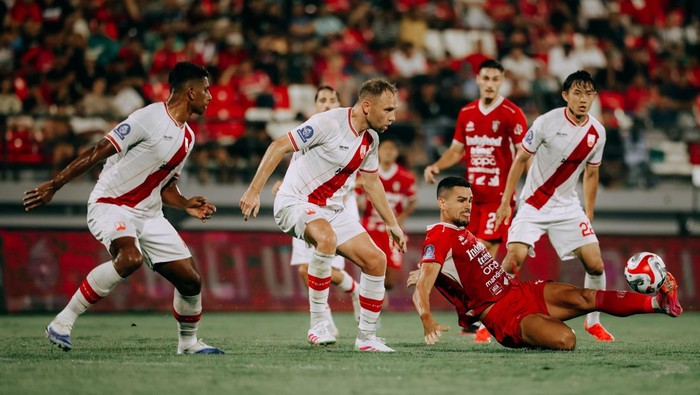 1763982338041-striker-asing-bali-united-boris-kopitovic-dikepung-pemain-persis-solo-dalam-laga-pekan-ke-13-super-league-di-stadion-kapten-i--1763961024161_169