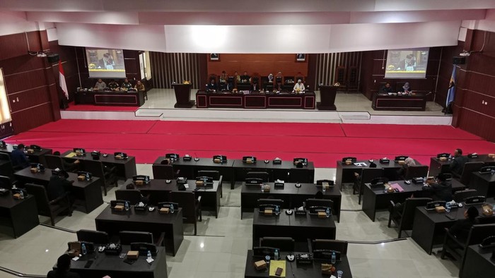 1764003901774-suasana-rapat-paripurna-dprd-lombok-timur-senin-24112025-foto-sanusi-ardi-wdetikbali-1764000275925_169
