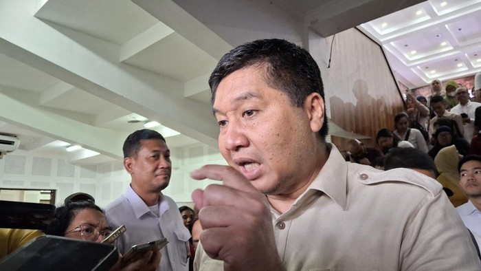 1764003905935-menteri-pkp-maruarar-sirait-dalam-acara-percepatan-penyaluran-kredit-program-perumahan-kpp-melawan-rentenir-di-auditorium-widy-1763991141630_169