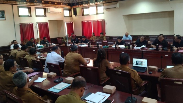 1764003909207-rapat-pemkab-tabanan-dengan-pasus-viii-dprd-tabanan-perihal-skema-baru-pengelolaan-dtw-tanah-lot-pertemuan-digelar-di-ruang-ra-1763987257987_169