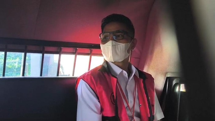 1764003910150-ketua-komisi-iv-dprd-ntb-hamdan-kasim-berada-di-mobil-tahanan-kejati-ntb-saat-akan-dibawa-ke-lapas-kelas-iia-kuripan-lombok-ba-1763981306467_169