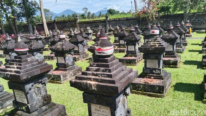 1764025485377-warga-jepang-saat-melakukan-upacara-penghormatan-di-monumen-perjuangan-kepada-leluhurnya-yang-gugur-saat-pertempuran-melawan-n-1763980282846_169
